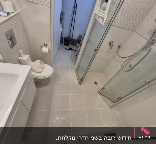 חדר אמבטיה עם מקלחת וכלים לניקוי